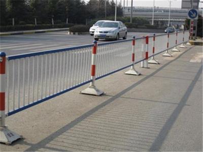 金辉涂装设施厂(在线咨询)|黑龙江道路护栏|城区道路护栏