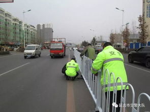 延吉市公安局交警大队设施中队为部分道路安装道路隔离护栏