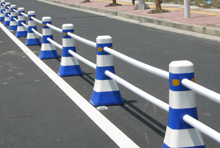 蓝白塑料隔离墩 道路护栏围栏分流桶路障反光锥红白小水马防撞桶