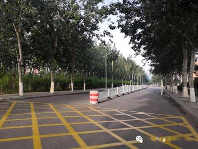 杨柳青崇文道【柳霞路-柳口路】道路中央增加隔离护栏,请大家规范有序行车!