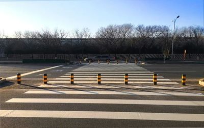 顺义区道路设施升级，增设人行横道与警示灯消除安全隐患